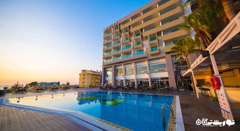 نمای استخر روباز و ساختمان هتل